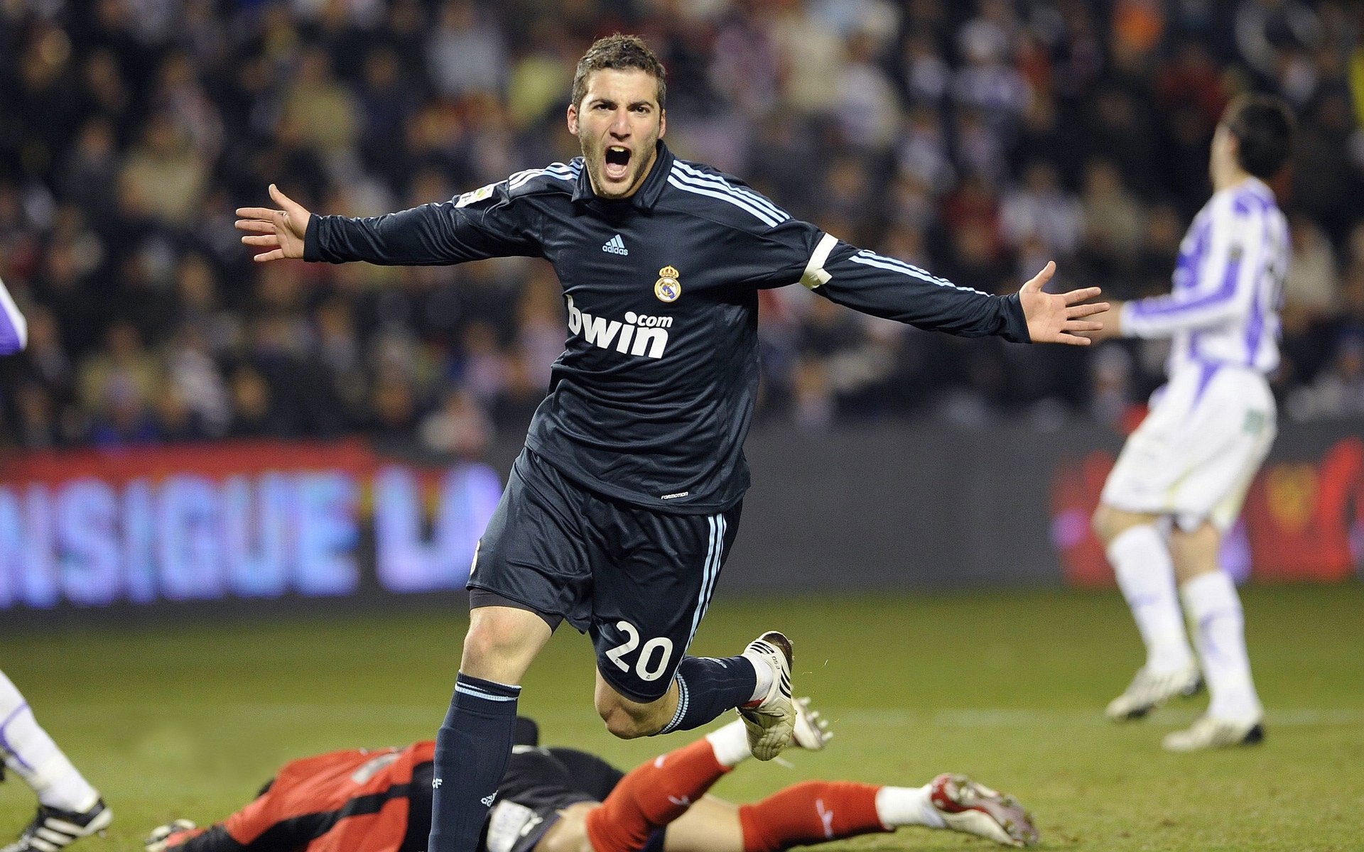 勒沃库森防守失误，被对手反超一分差距，勒沃库森比赛视频聚胜顽球汇