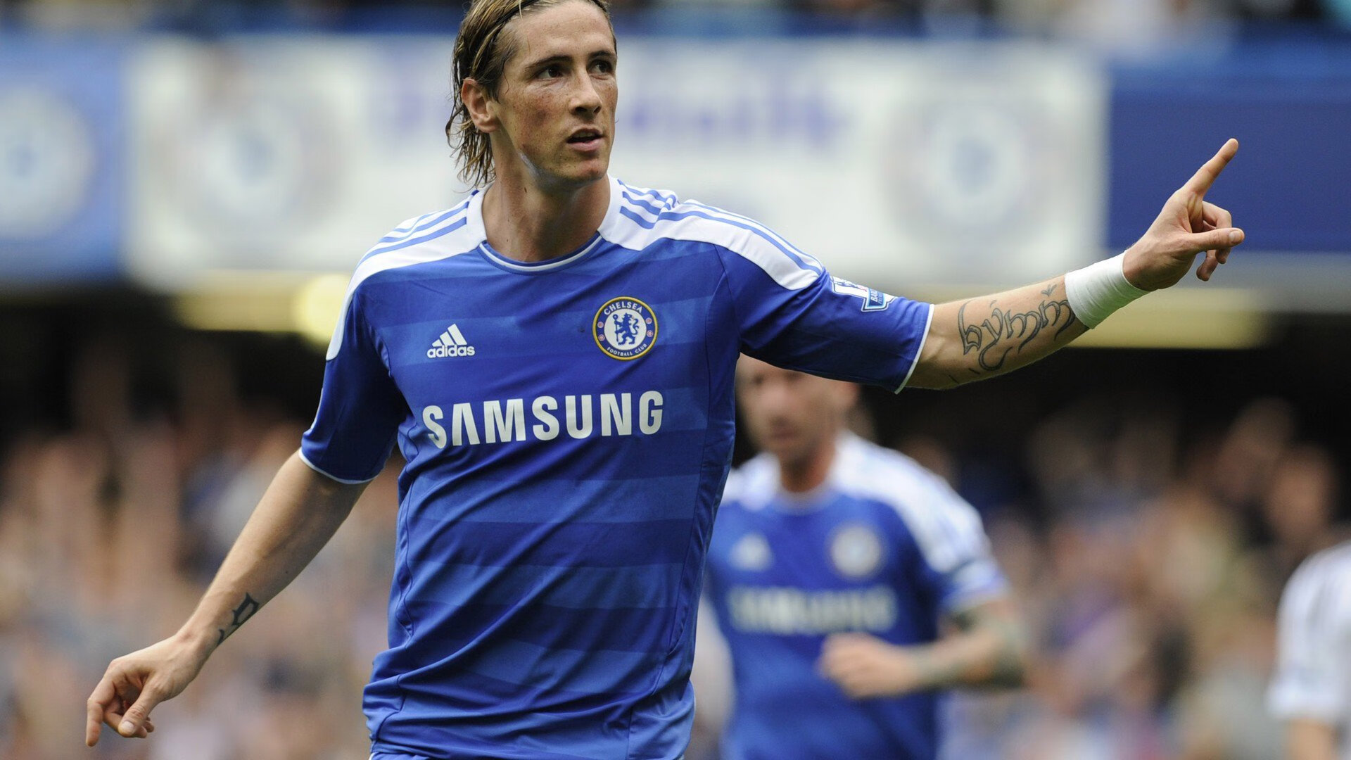 足球盛宴再燃，球队士气高涨争夺胜利，足球盛宴主持人是谁_