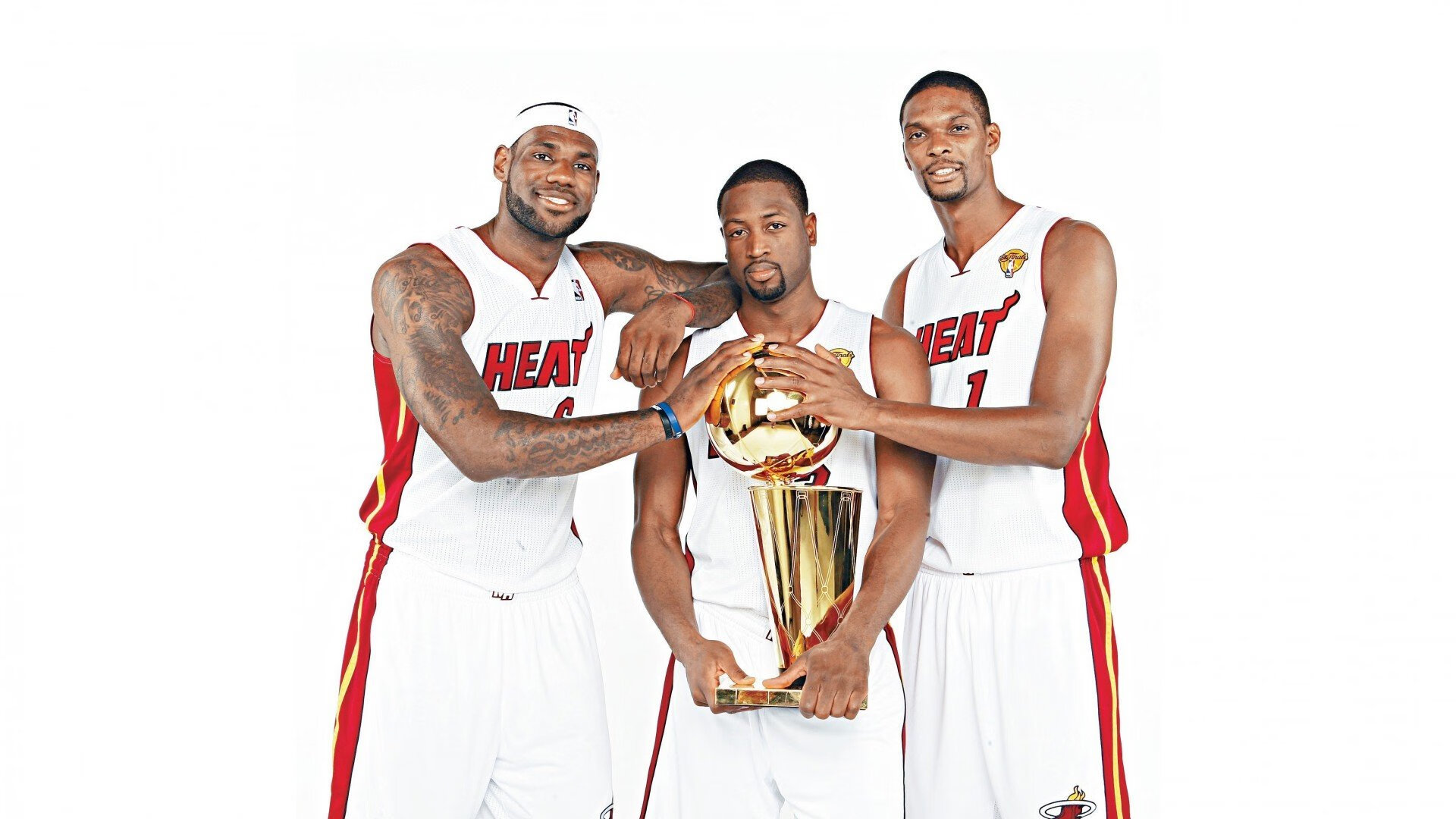 足球公益广告频繁出现在城市地标，足球公益广告频繁出现在城市地标中